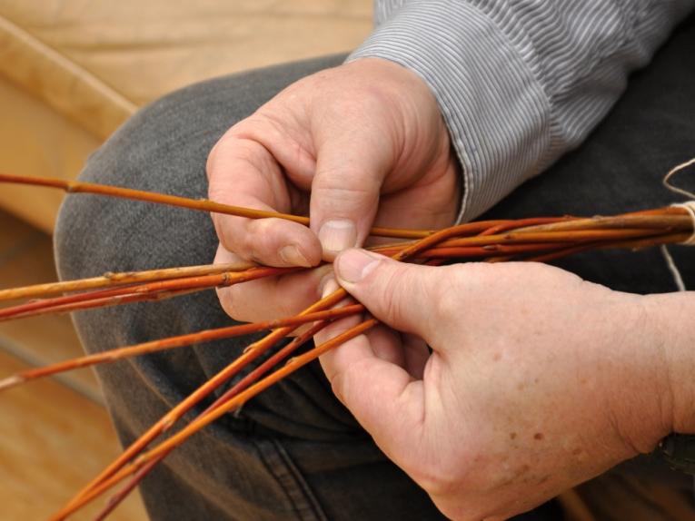 Pletení pomlázky - ilustrační foto